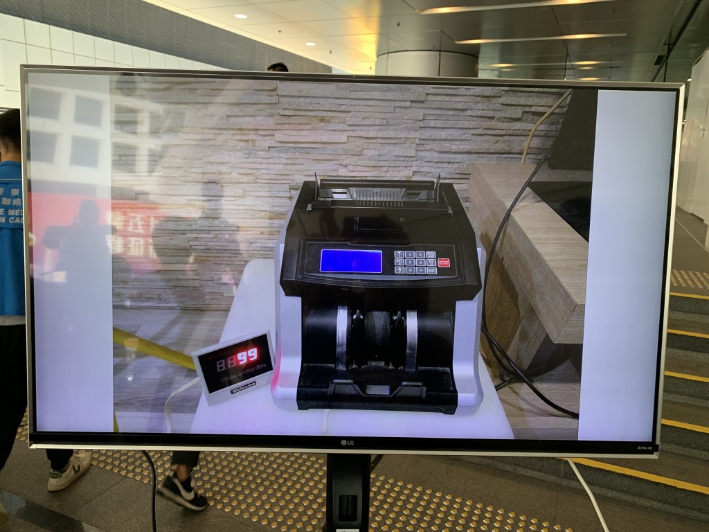 收藏現金的地點設有點鈔機。劉漢權攝