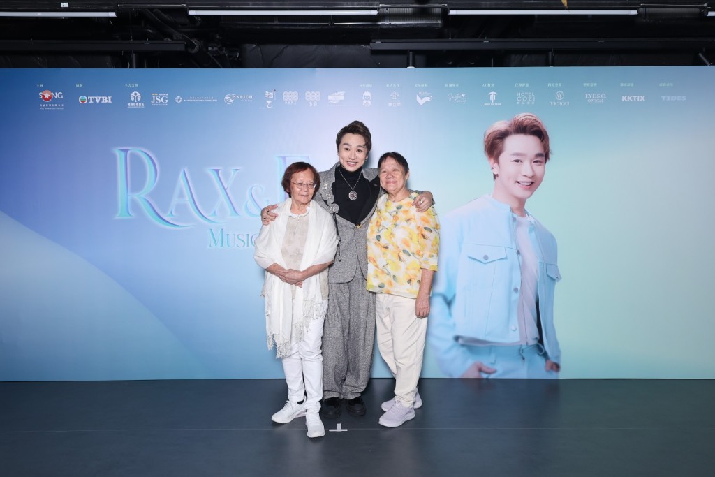 Rax說:「頭先唱咗好多媽咪、細姨鍾意嘅歌,佢哋今日都有嚟。」 Rax說:「頭先唱咗好多媽咪、細姨鍾意嘅歌,佢哋今日都有嚟。」