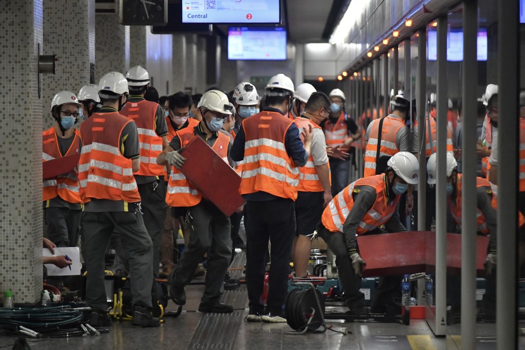 港鐵油麻地站今早發生列車「甩車門」事故。