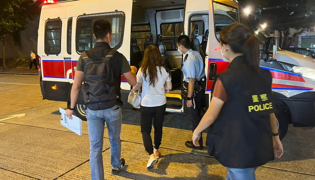 被捕女子被帶上警車。