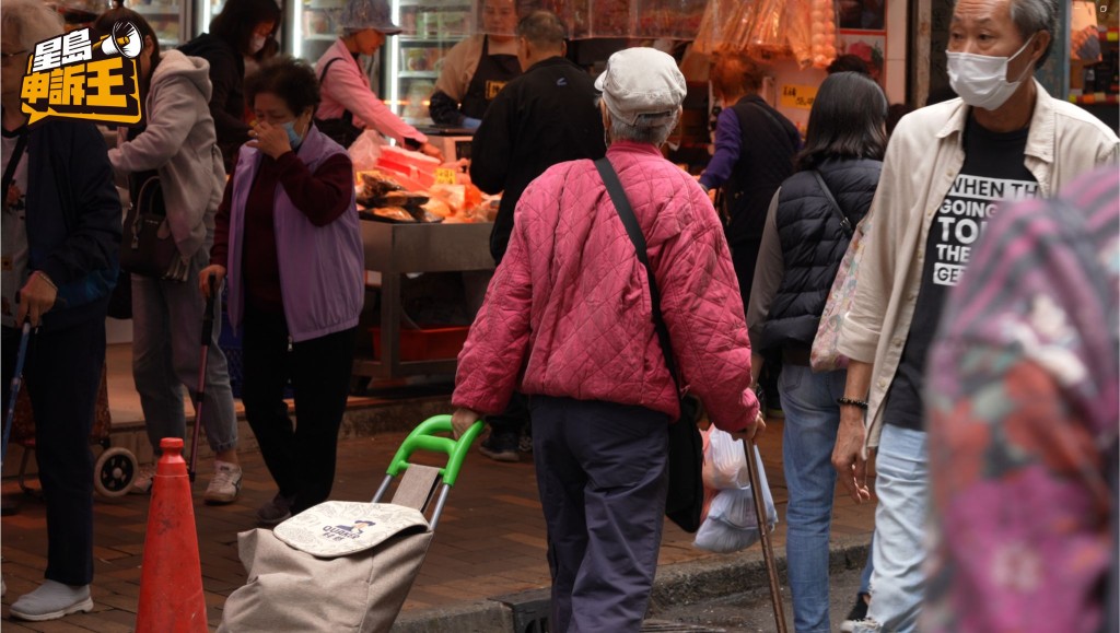 到来买菜的市民，不少是上了年纪的长者，过路的步速和反应一般较慢。