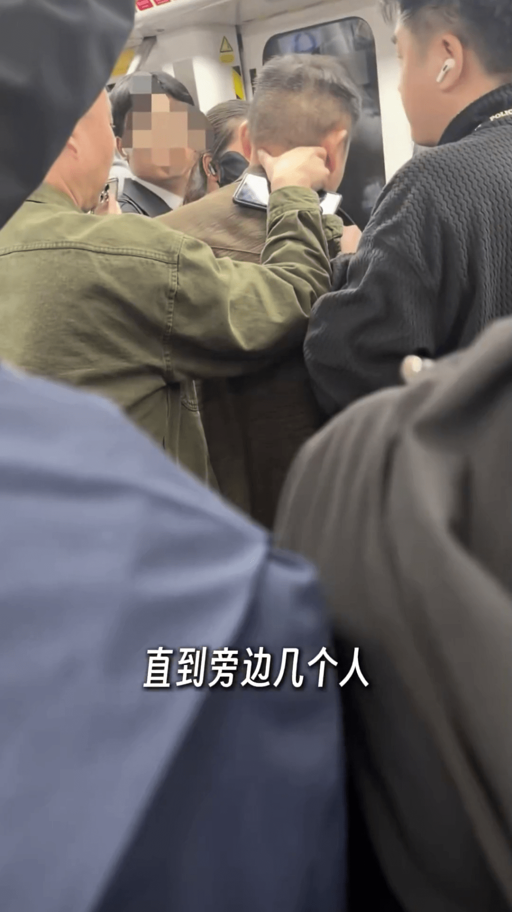女子拍片讲述深圳地铁遇见便衣警察抓偷拍犯。 女子拍片讲述深圳地铁遇见便衣警察抓偷拍犯。