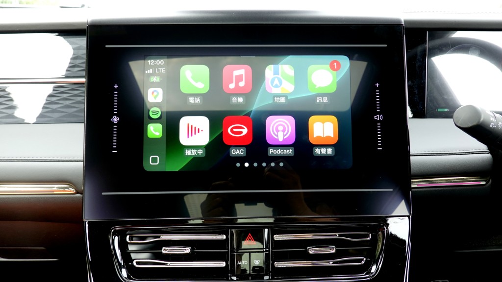 广汽E9 PHEV豪华7座位MPV，10.1寸触屏可支援Apple CarPlay及Android Auto介面。