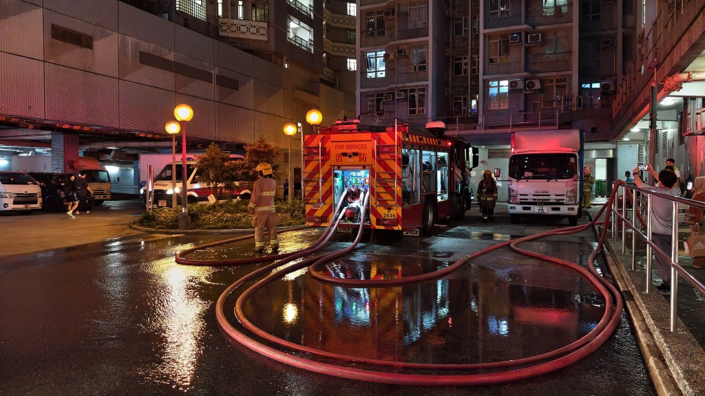 消防到場開喉將火救熄。黃文威攝 消防到場開喉將火救熄。黃文威攝