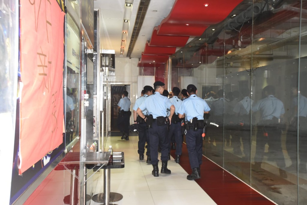 尖嘴百警反罪案查牌。