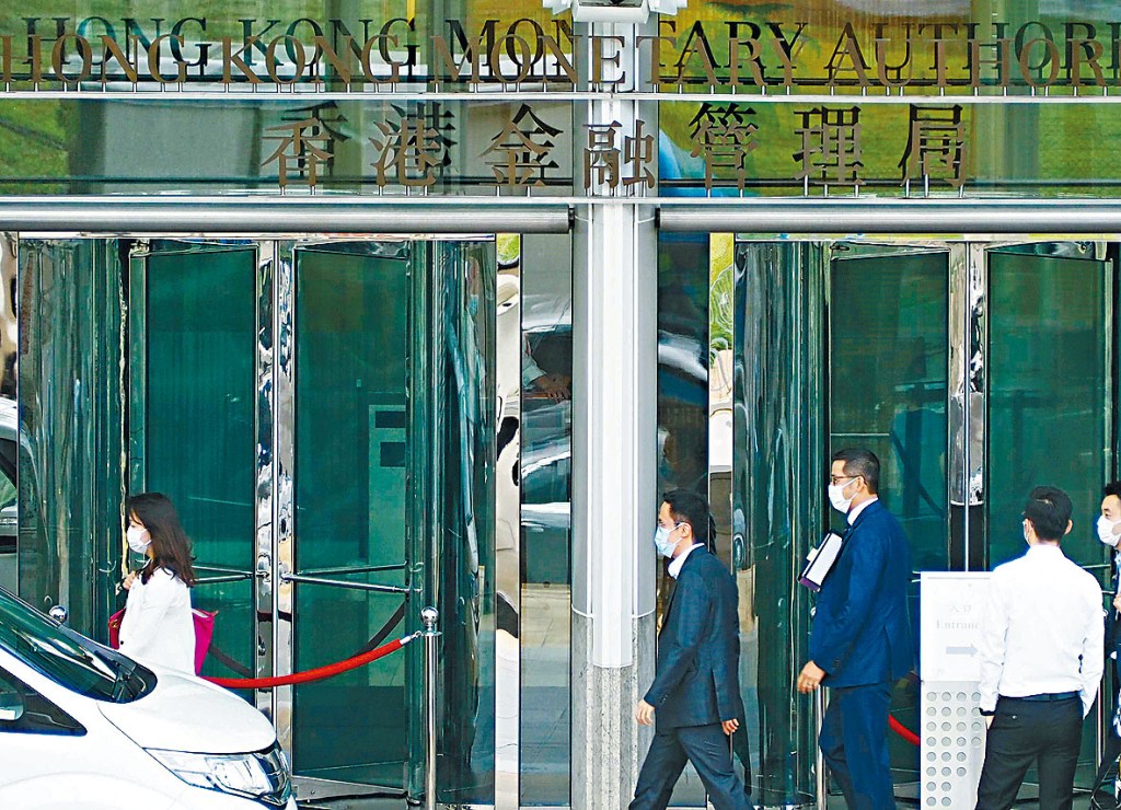 金管局昨相隔約1個月後再度入市承接港元沽盤，涉及金額43.96億元。