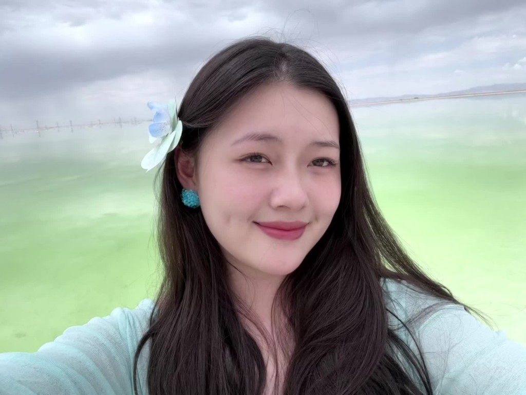 重慶女大學生因外貌神似已故的大S，在網上爆紅。抖音@依古比古