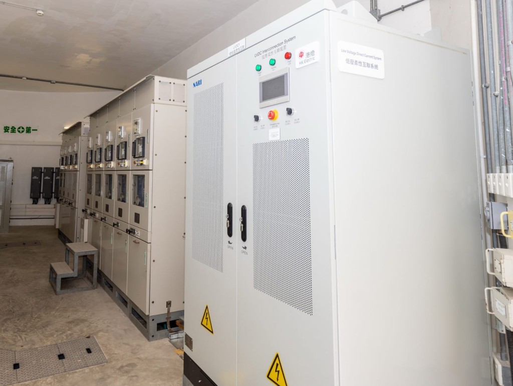 變電站內加設「低壓柔性直流供電櫃」,可有效提升供電系統的可靠性。港燈供圖 變電站內加設「低壓柔性直流供電櫃」,可有效提升供電系統的可靠性。港燈供圖
