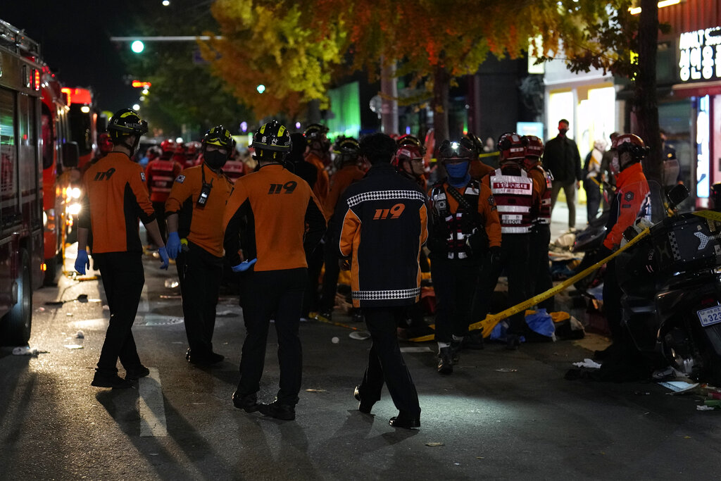 南韓首爾龍山區梨泰院發生恐怖人踩人意外，逾百人死傷。AP圖片