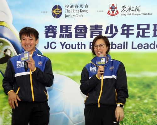 李麗珊及黃金寶為參加「賽馬會青少年足球領袖計劃2019」的青少年打氣。
