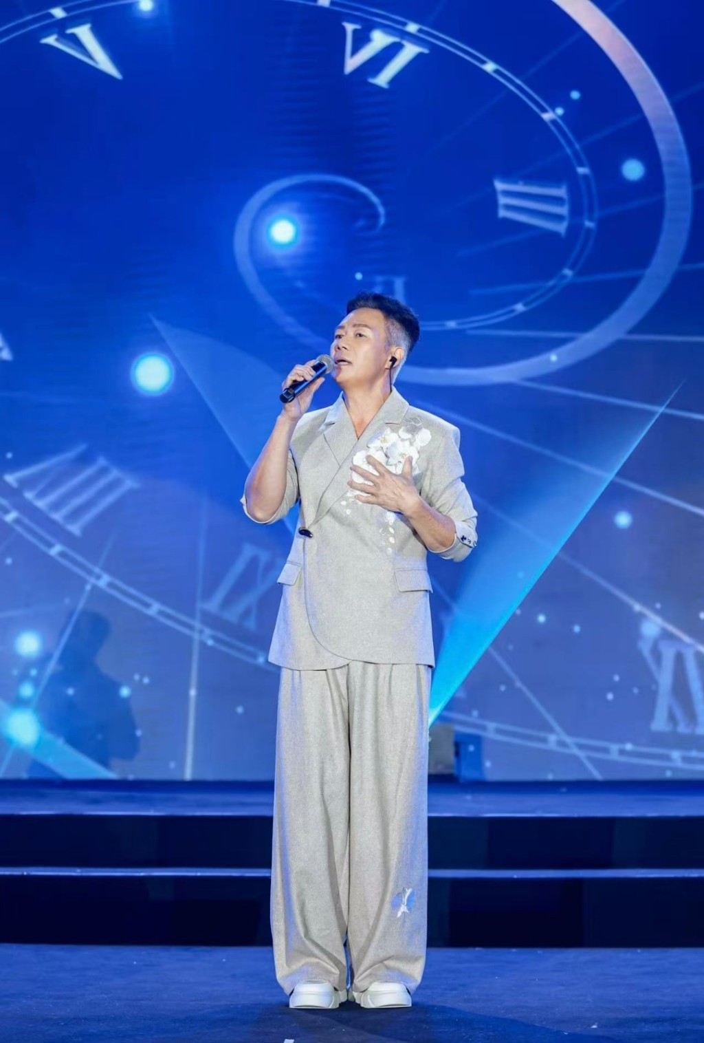 張兆輝獨唱《笑看風雲》、《風的季節》等經典。