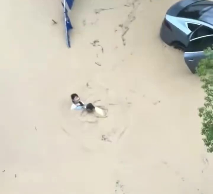 福建莆田暴雨，滚滚泥流居民载浮载沉。