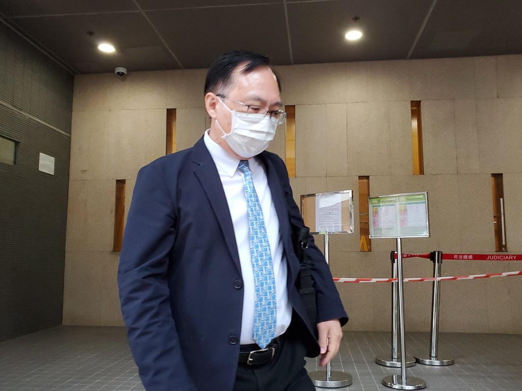 代表被告人校董會的東華三院學務總主任吳奇壎。