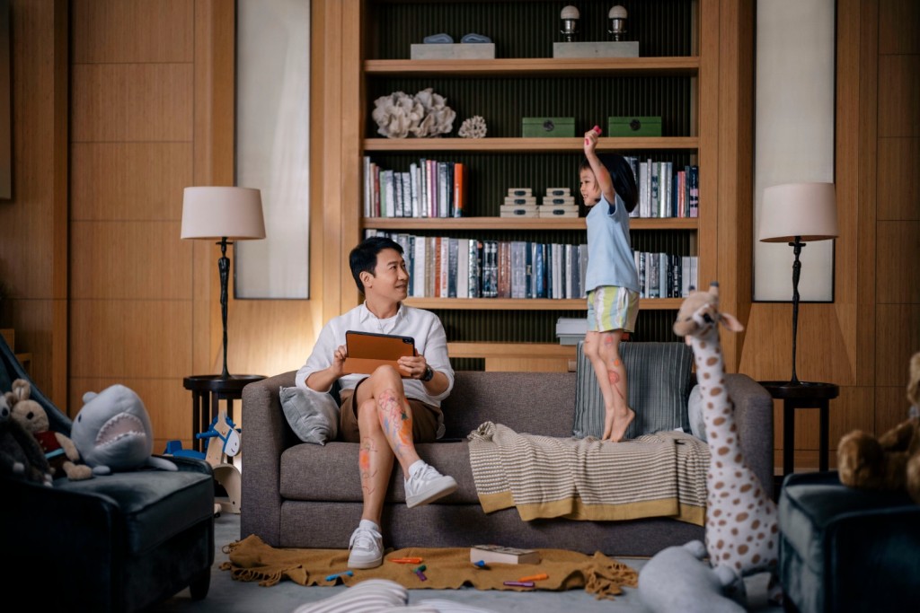 Leon今次亦献出双腿，任由小演员发挥画功。