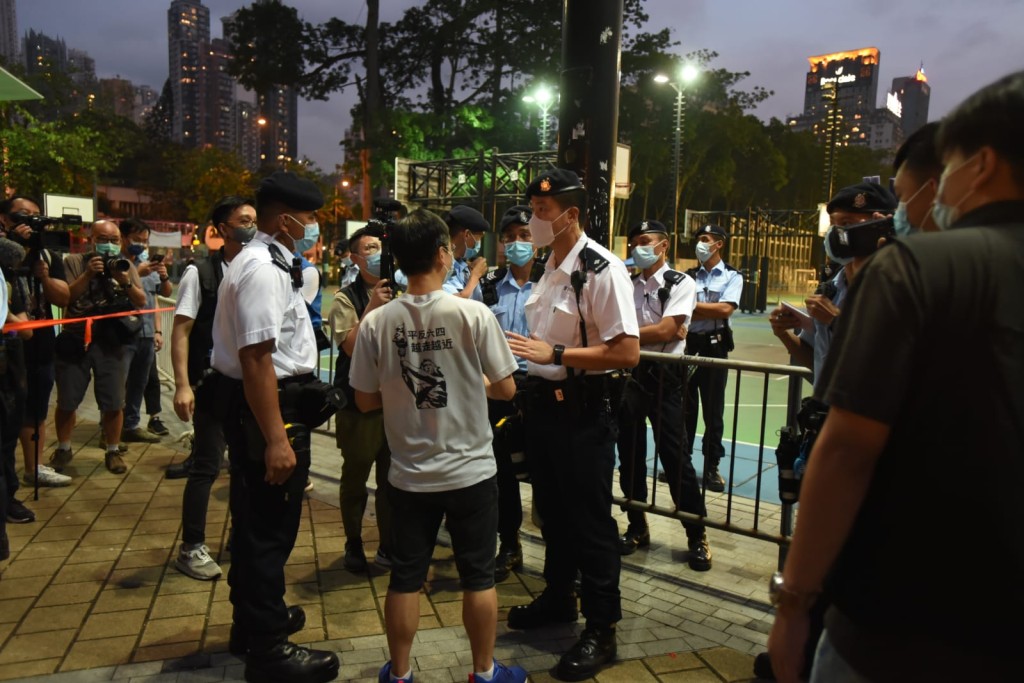 警方在维园截查部分人。