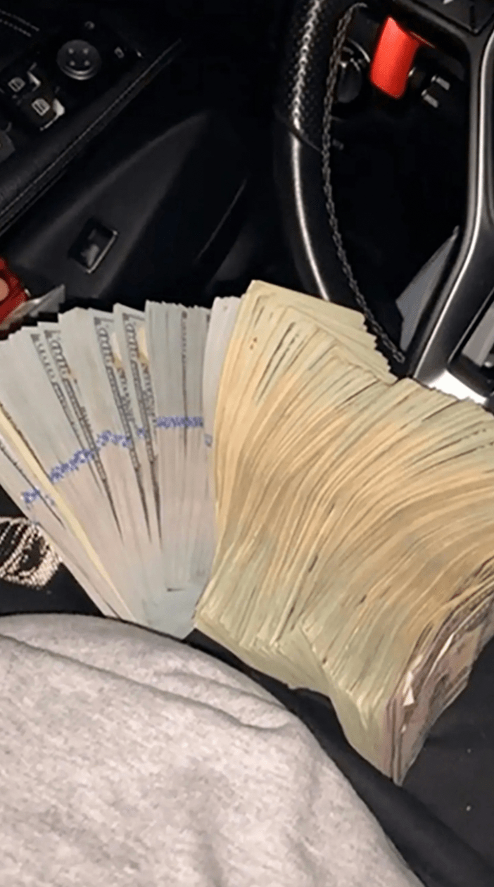 馬格達米特在網上炫富,車上放滿一大叠百元美鈔。加州警方圖片 馬格達米特在網上炫富,車上放滿一大叠百元美鈔。加州警方圖片