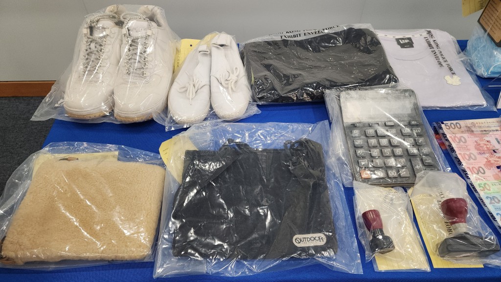 警方展示證物。 警方展示證物。