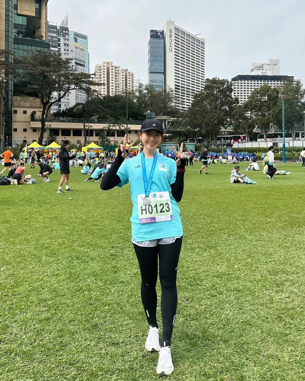 愛子今日參加渣打馬拉松，完成賽事後在IG貼相。