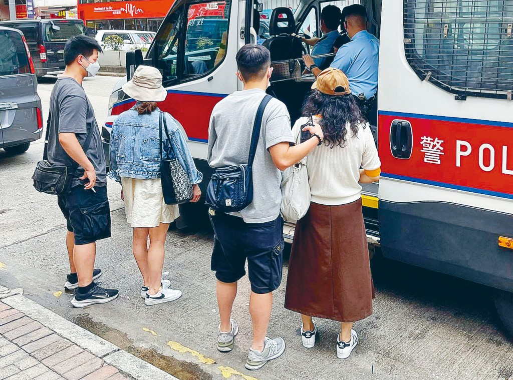 被警方拘捕兩名內地女子帶署扣查。