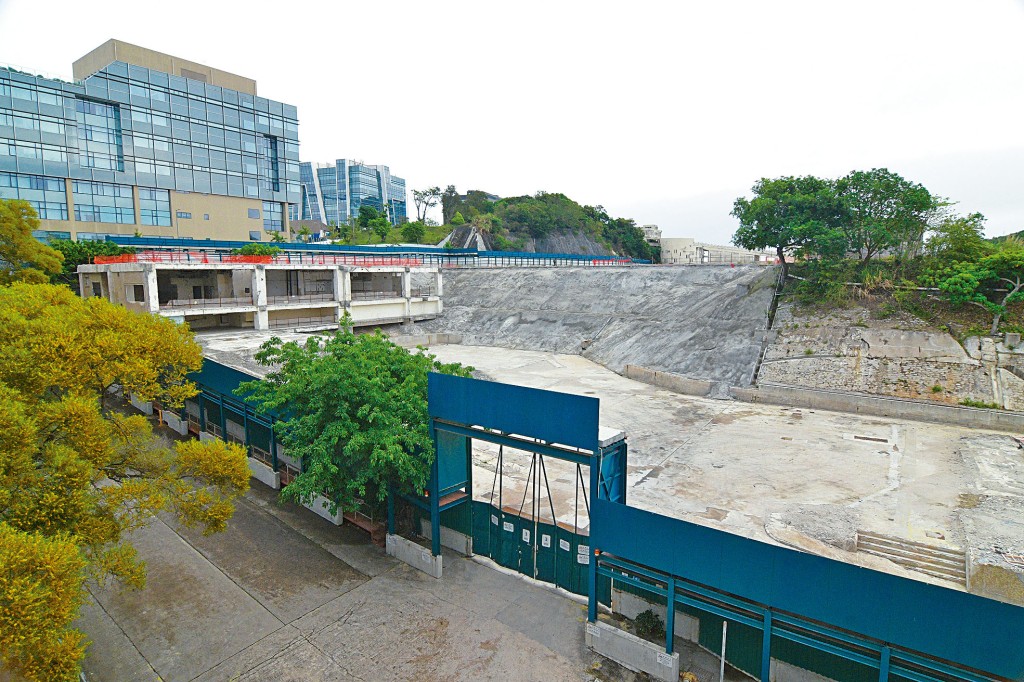 清水灣邵氏片場昨終於獲屋宇署批建三十八幢建築物，涉及可建總樓面約一百零五萬方呎。