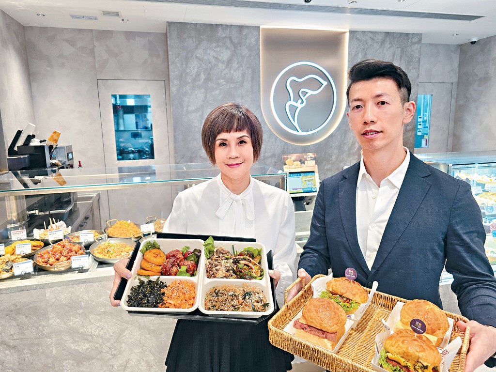 董事總經理陳黃敏莉（左）指，聖安娜第五代店舖策略，旨在一站式滿足消費者「早午茶晚」各用餐時段需求。