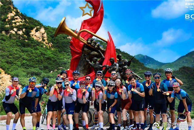 李亞鵬早前貼出同單車隊組員合照。