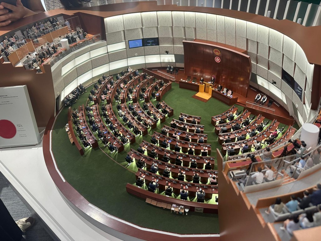 立法會秘書處最近委託公司，製作一副當時議事廳表決23條情景的模型。