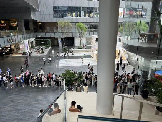 在深圳某商場華為旗艦店門口一早已有粉絲提前排起了長隊。