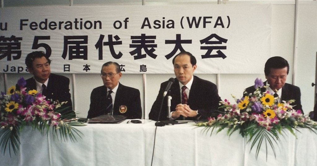 1994年广岛亚运会期间，霍震寰（右二）出席亚武联第五届会员大会时摄。 