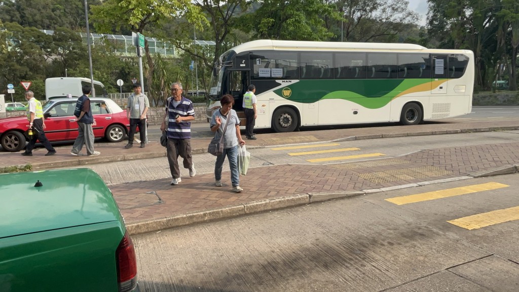 今年74歲的張太與丈夫今日上樓，與居住多年的寓所道別。曾志恒攝