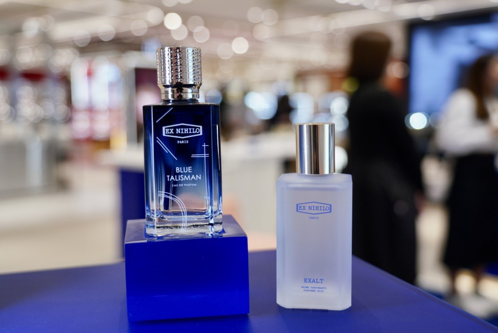 記者推介BLUE TALISMAN香水，為品牌十周年而推出，帶有生薑、梨、橘子香氣，清爽吸引。