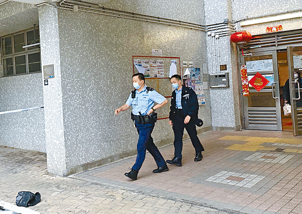 警員調查婦人墮樓事件後離去。