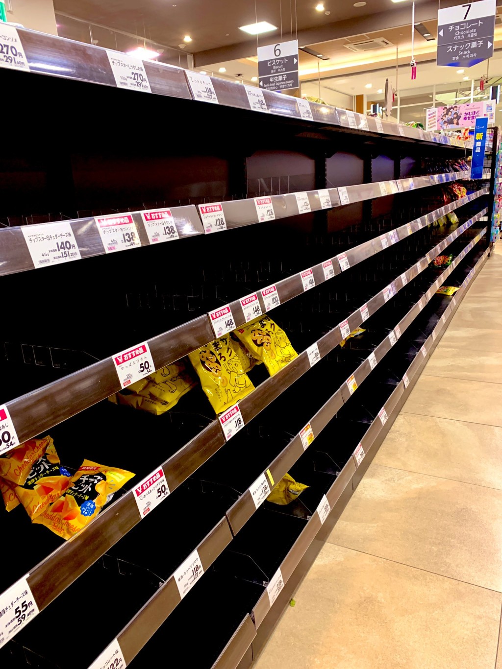 超市零食貨架只剩三數包零食。 Twitter