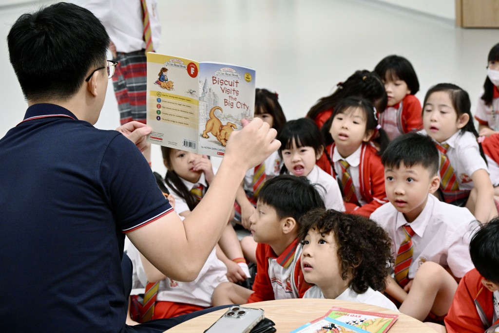 安基司学校小学部在今个学年开始推动资优教育。 透过请学生重新设计图书的封面、改写故事结局，或评鉴故事主人翁行为，都可以深化思考。