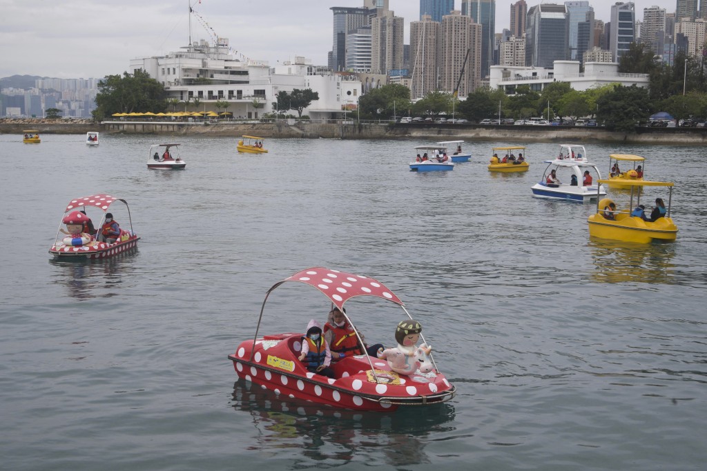 場地內有二十艘水上單車，當中三艘更是「Chocolate Rain」特別版，有二人船和四人船選擇。