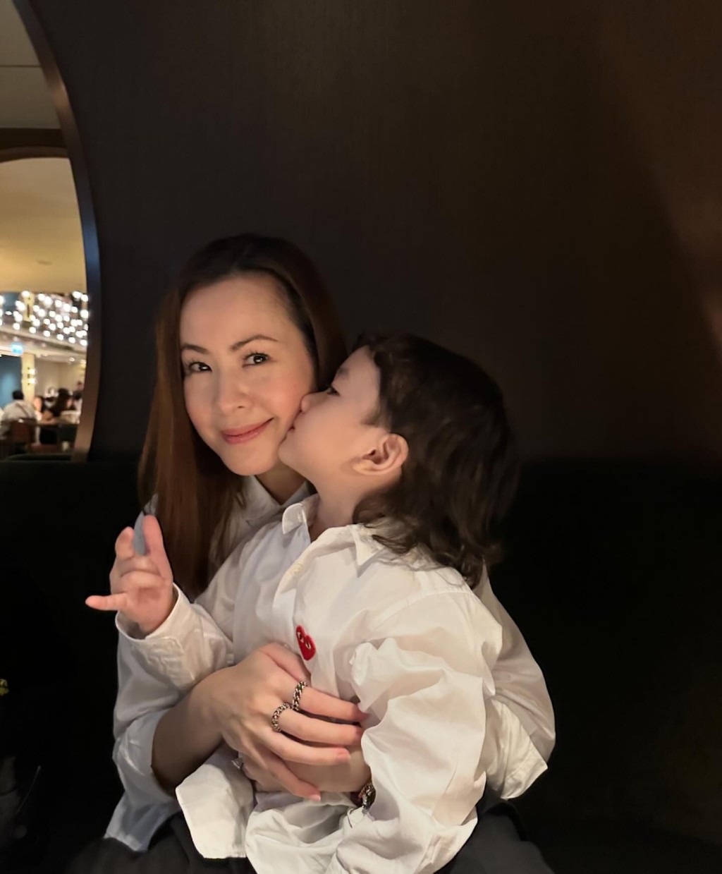陈山聪老婆获儿子吻贺母亲节。