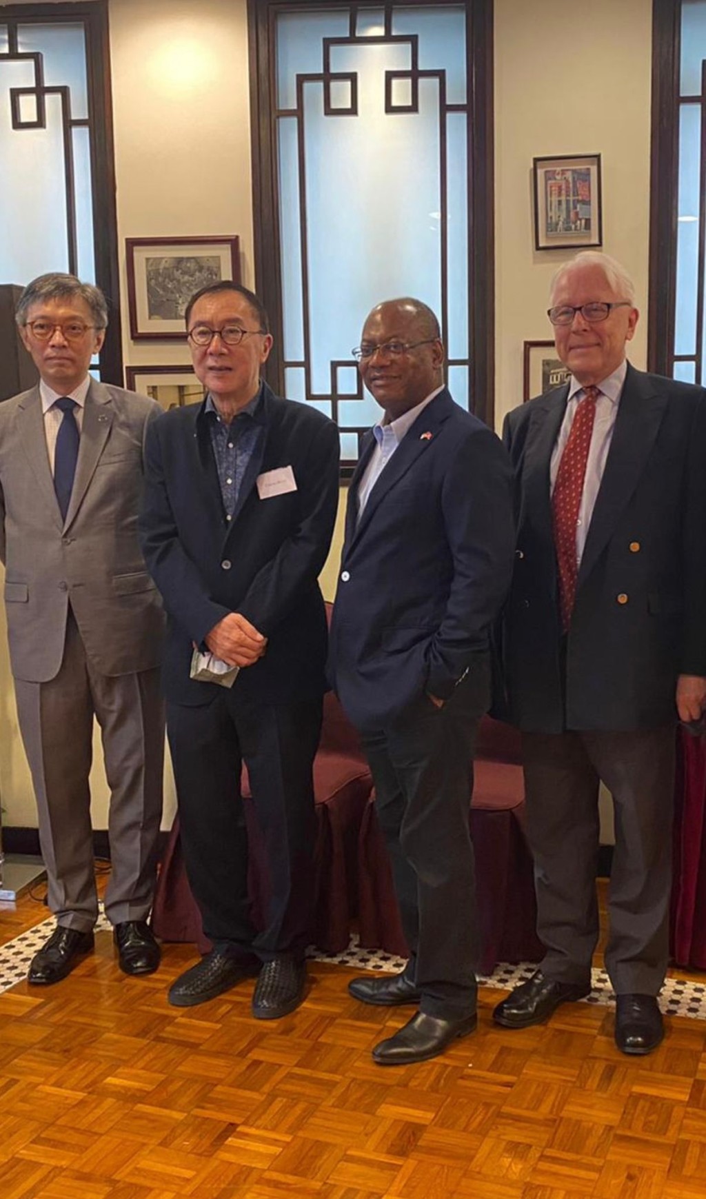 前刑事檢控專員江樂士(右)；香港外國記者會主席Keith Richburg (右二 )；資深大律師清洪(右三)；香港外國記者會成會員liu kin ming (左一)。