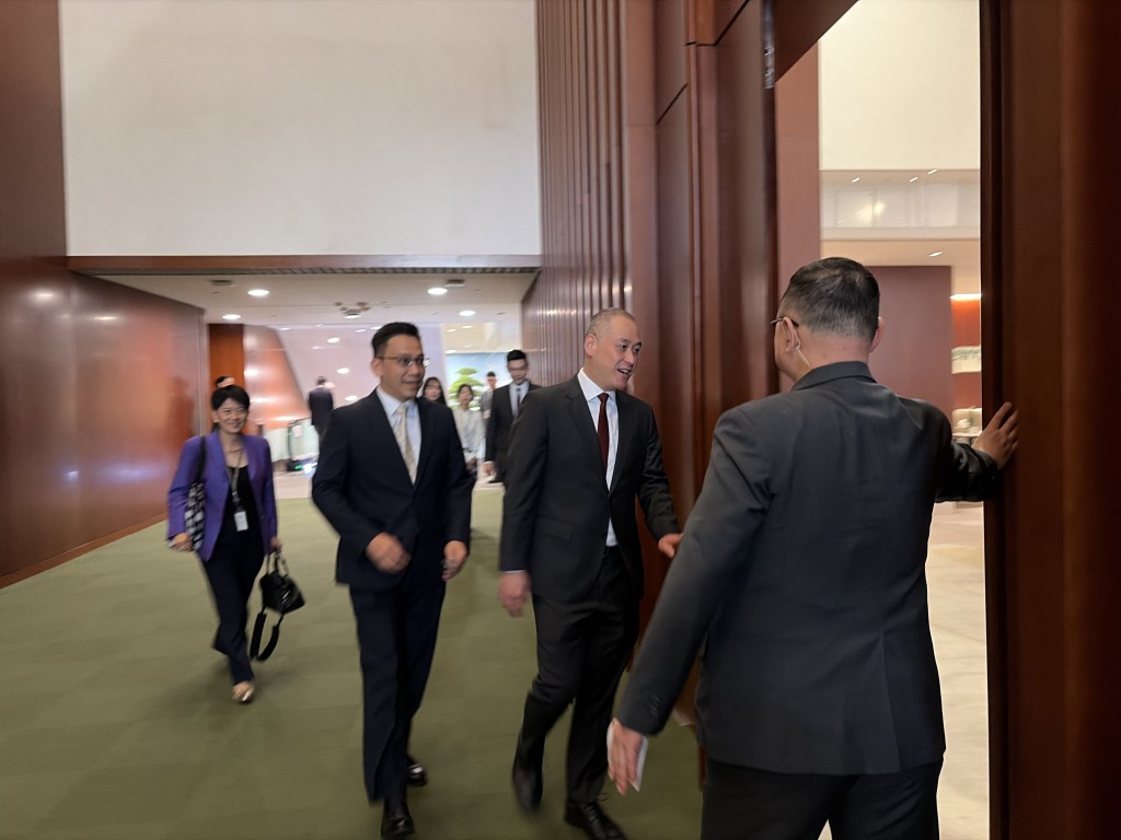 候任議員陸續抵達，在前廳準備。林彥汛攝