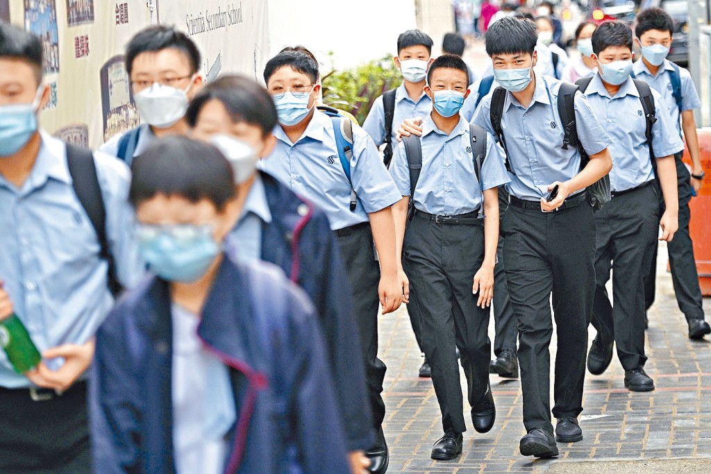 創知中學開學日,學生重返校園。