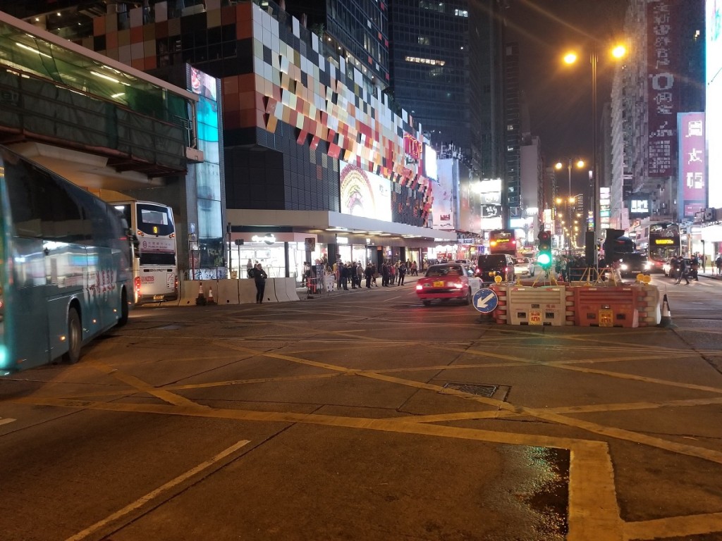 彌敦道/旺角道路口放置了臨時交通燈。政府新聞處圖片