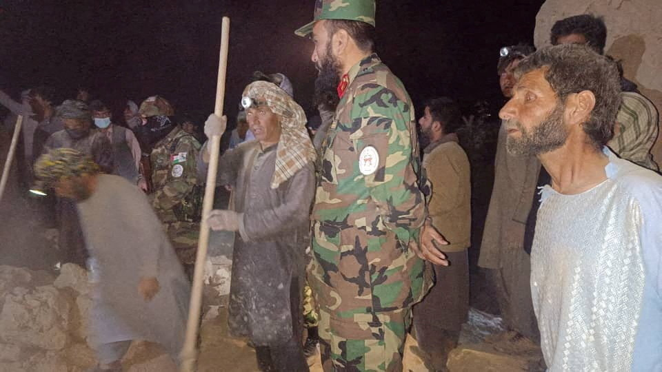 現場有多名救援人員搜救。路透社