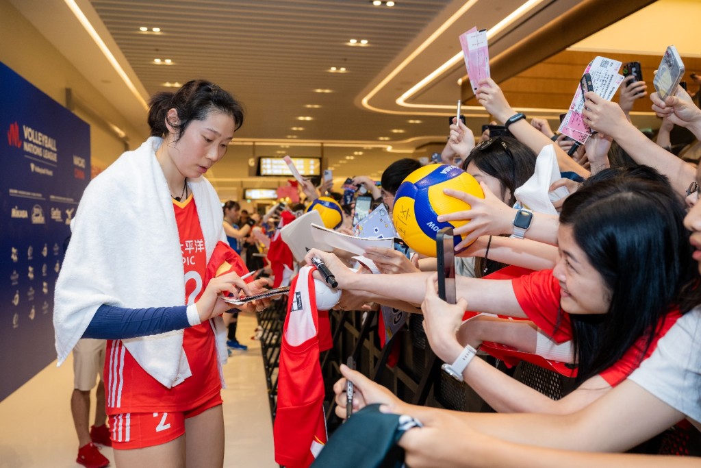 世界女排联赛澳门站，中国女排球星朱婷赛后签名。 公关图片