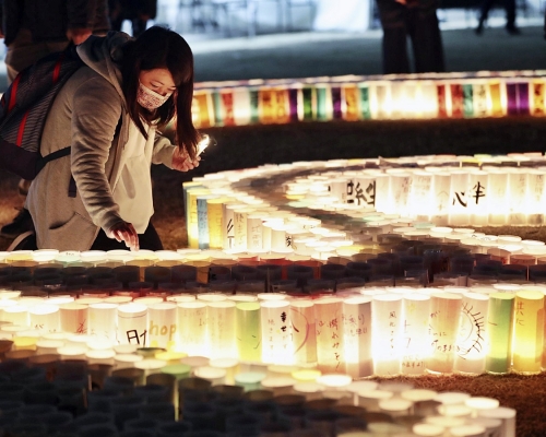 日本民眾悼念阪神地震26周年。AP圖片