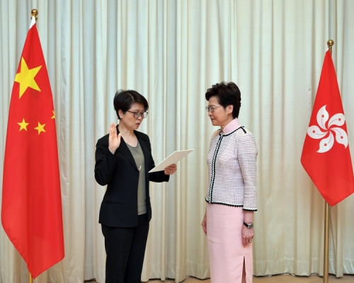 劉賜蕙（左）今日在林鄭月娥（右）監誓下宣誓就任。
