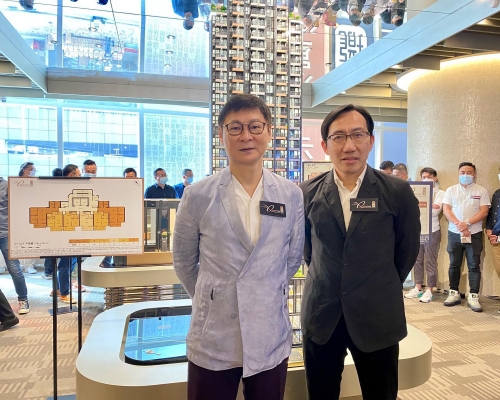 富豪國際酒店集團范統(左)，西營盤尚瓏收票理想。