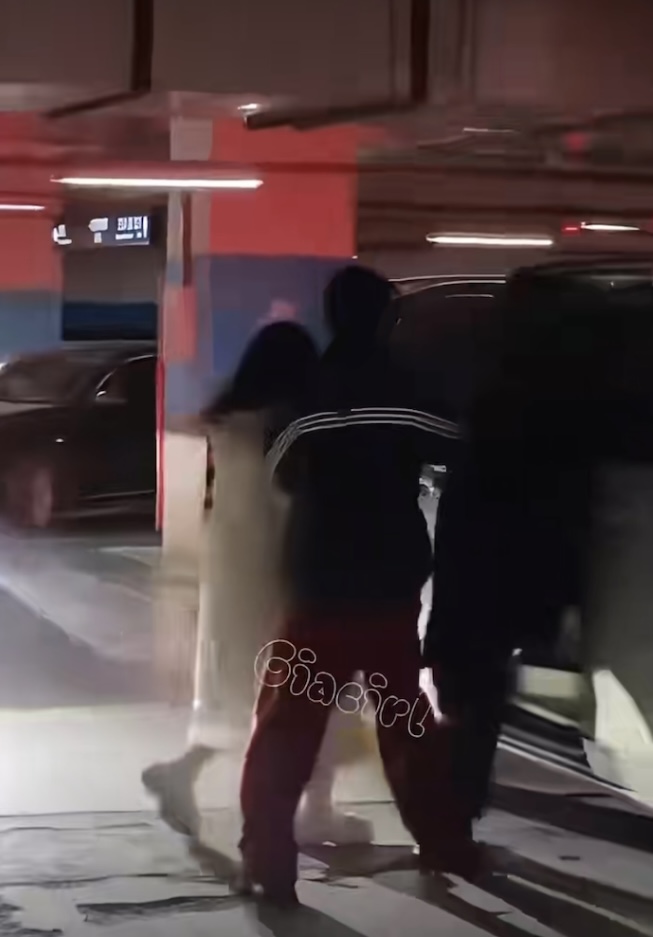 女生不忿想追上車,被工作人員擋住。 女生不忿想追上車,被工作人員擋住。