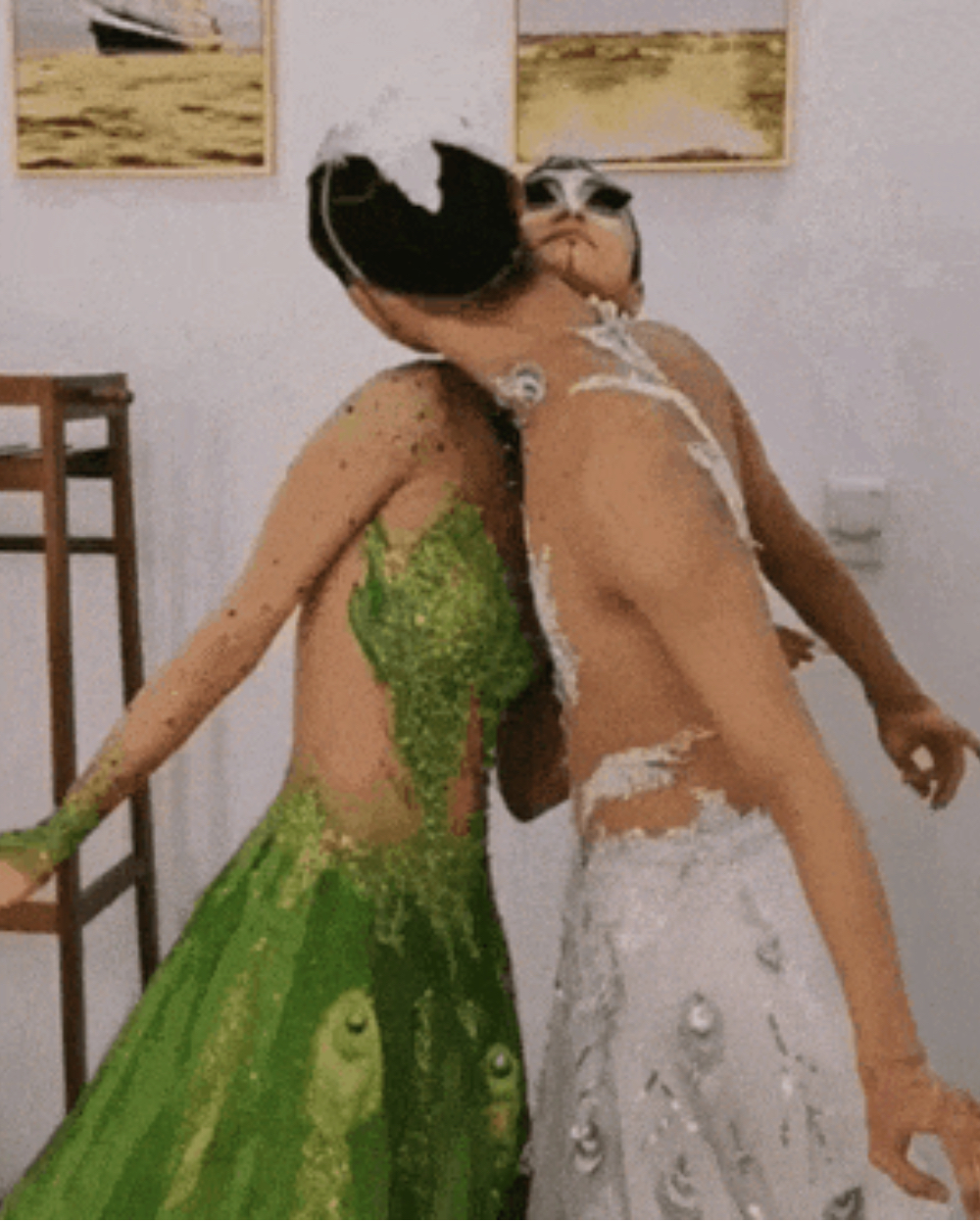 楊麗萍徒弟肖蓉浩在短視頻平台發布的男舞者貼身親密舞蹈也曾引發爭議。 