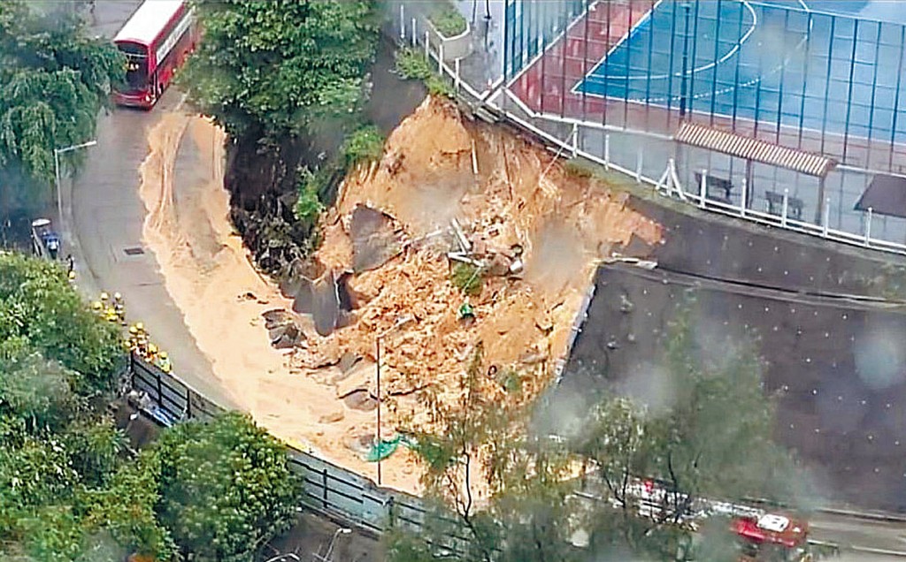 紅磡佛光街遊樂場對開斜坡一幅約10米乘10米護土牆崩塌,大片泥土傾瀉而下堵塞行車線。