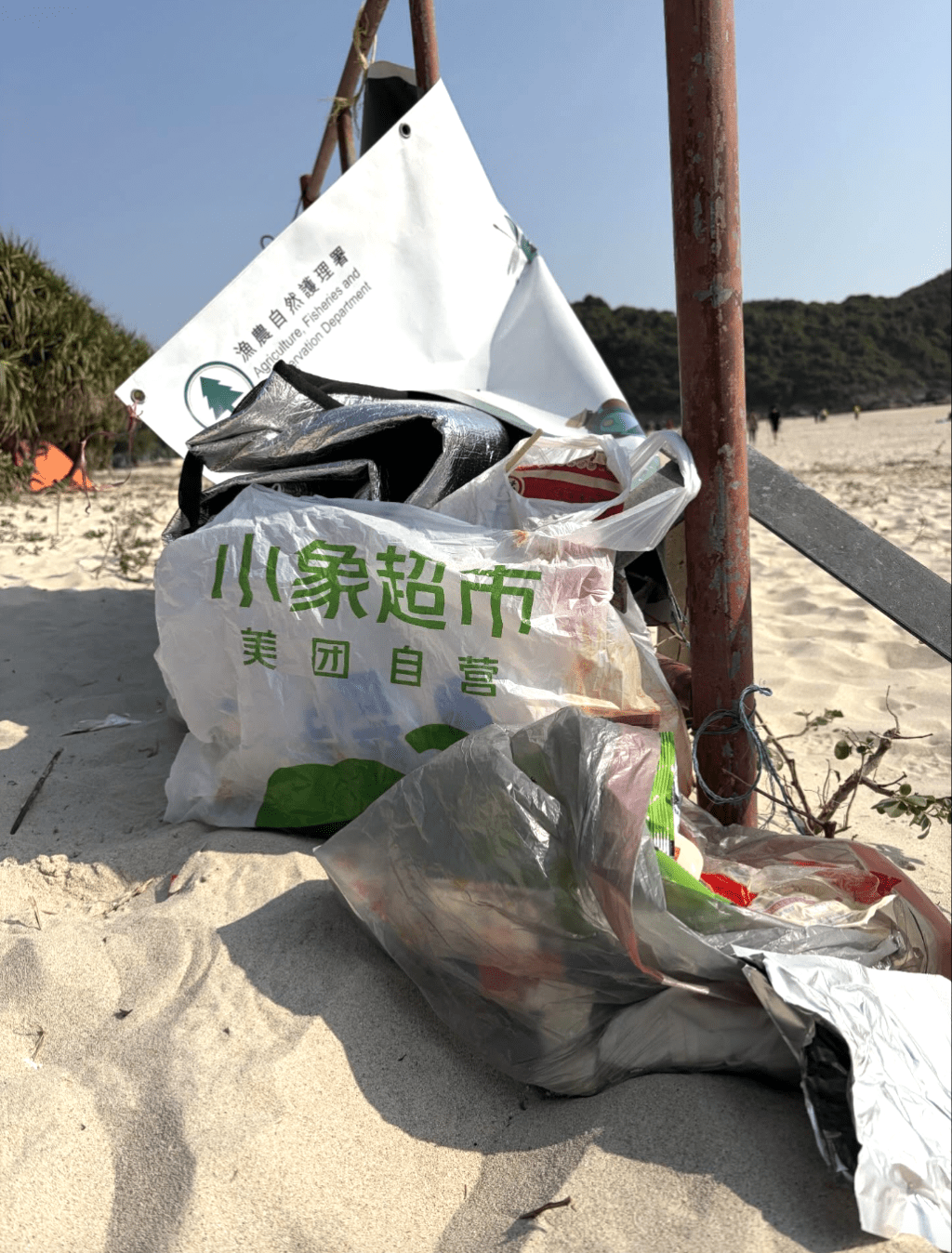 其中一张照片内拍到一个载满垃圾、写有简体字的大胶袋。Threads@charlie_chfan