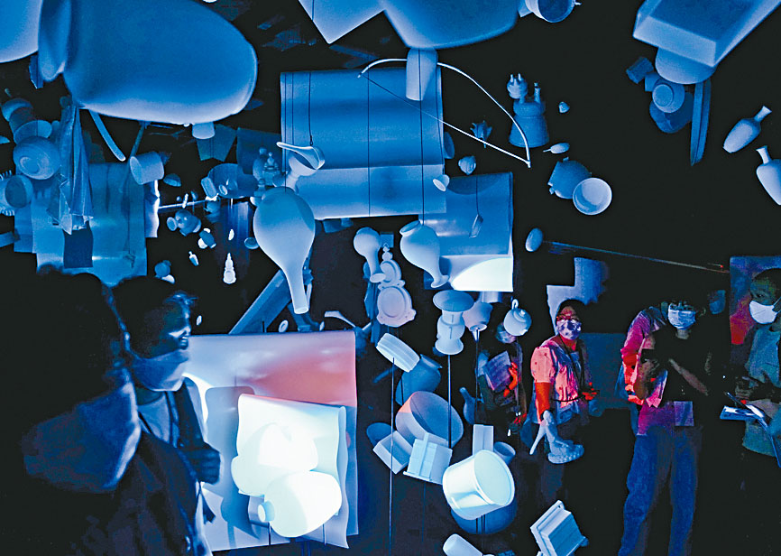 《物化》是以3D打印出来的白色「文物」的空间。